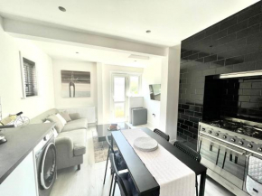 Modern 4 Bed Maisonette with South facing Garden!!
